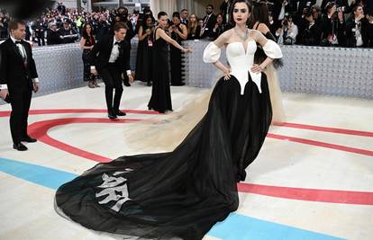 Zvijezda serije 'Emily in Paris' u tajnosti dobila bebu, na svijet je stigla uz pomoć surogat majke