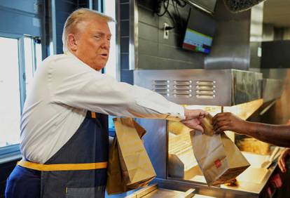 FOTO: Trump poslužuje u McDonald'su. Ruga se Harris