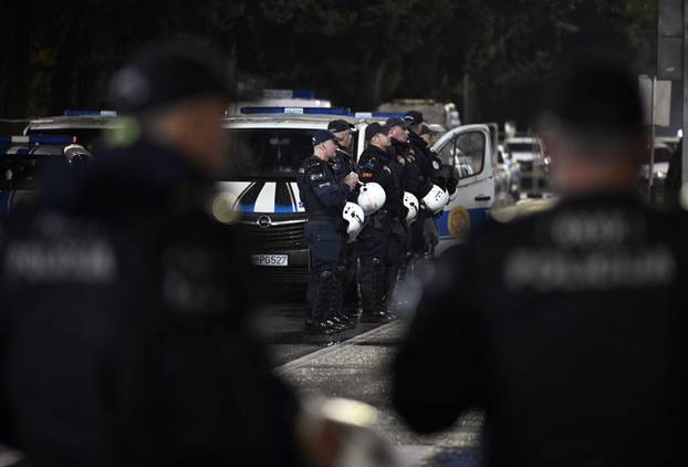 Podgorica: Policija i navijači uoči početka utamcie Crna Gora - Hrvatska 
