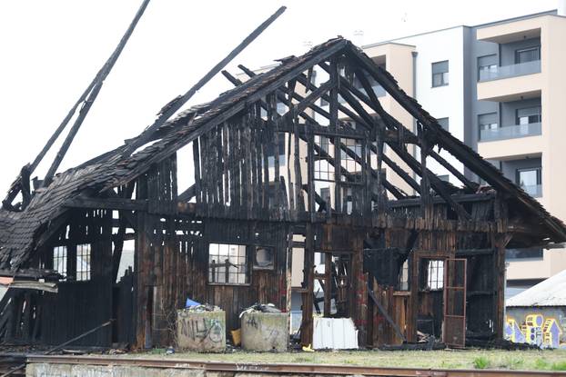 Osijek: Očevid jučerašnjeg požara na barakama uz prugu