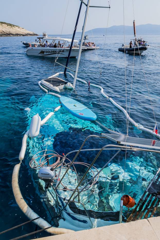 Biševo: Potopljena jedrilica u uvali Mezoporat koja danima smeta iskracju posjetitelja Modre Splilje