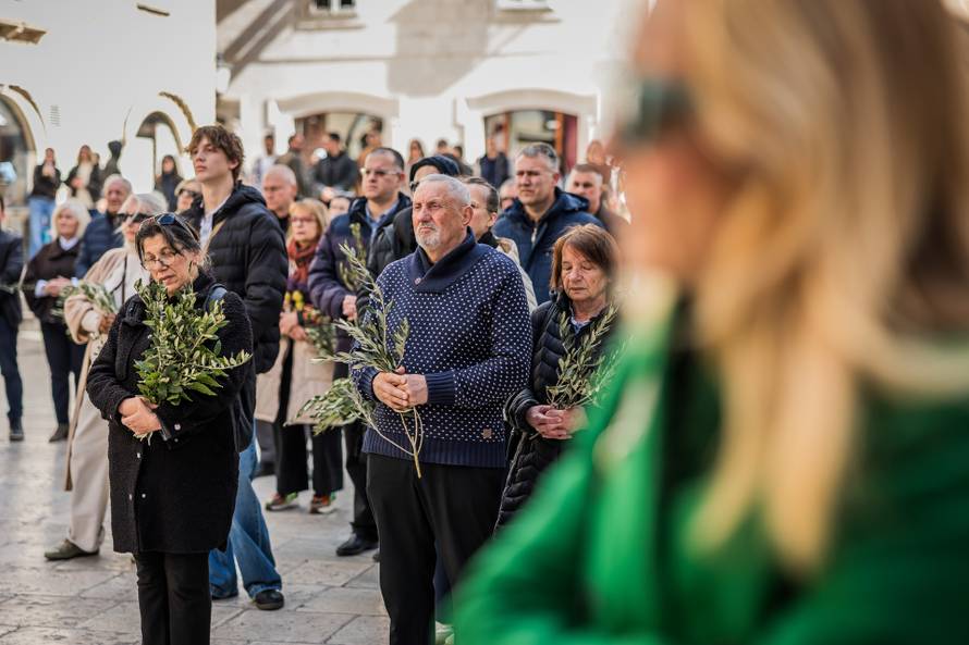 Split: Splitsko makarski nadbiskup Zdenko Križić predvodio misu na Cvjetnicu u katedrali sv Dujma