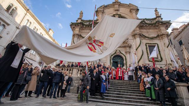 Dubrovnik: Tradicionalnim podizanjem barjaka uz parčevu himnu svečano je otvorena 1051. Festa sv. Vlaha.