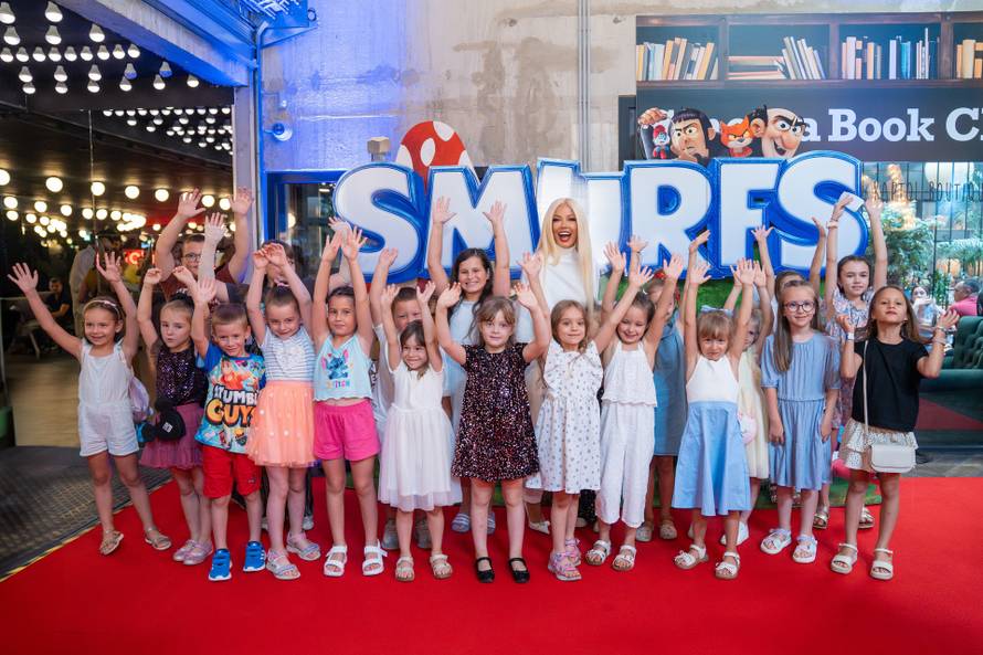 Maja šuput u zagrljaju svojih najmlađih fanova na premijeri