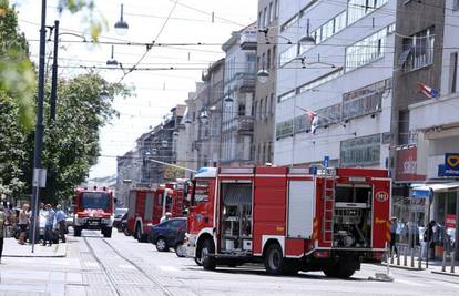 Evakuirali su zaposlenike i stanare zbog požara u zgradi
