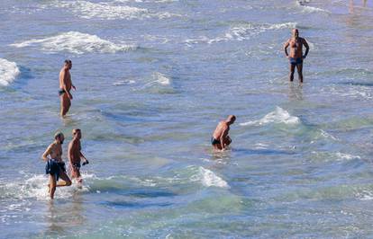 FOTO U Splitu picigin, u ostatku Hrvatske dugi rukavi i kaputi