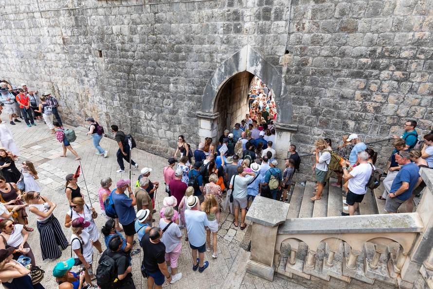 Dubrovnik: Stara gradska jezgra puna je turista 