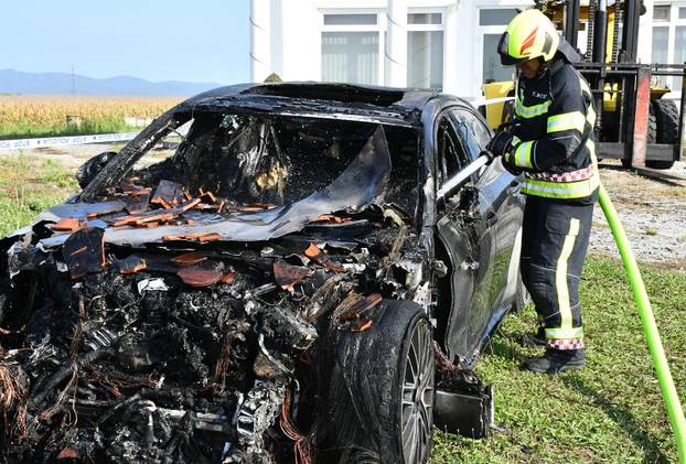 FOTO Izgorjeli skupocjeni auti kraj Požege: Viličarima ih iznosili da spriječe katastrofu