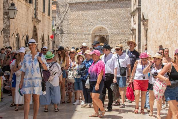 Dubrovnik: Građani i turisti pokušavaju se rashladiti usred velikih vrućina