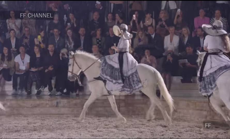 Paris izjurila s revije: Zgrozilo ju izrabljivanje konja za modu