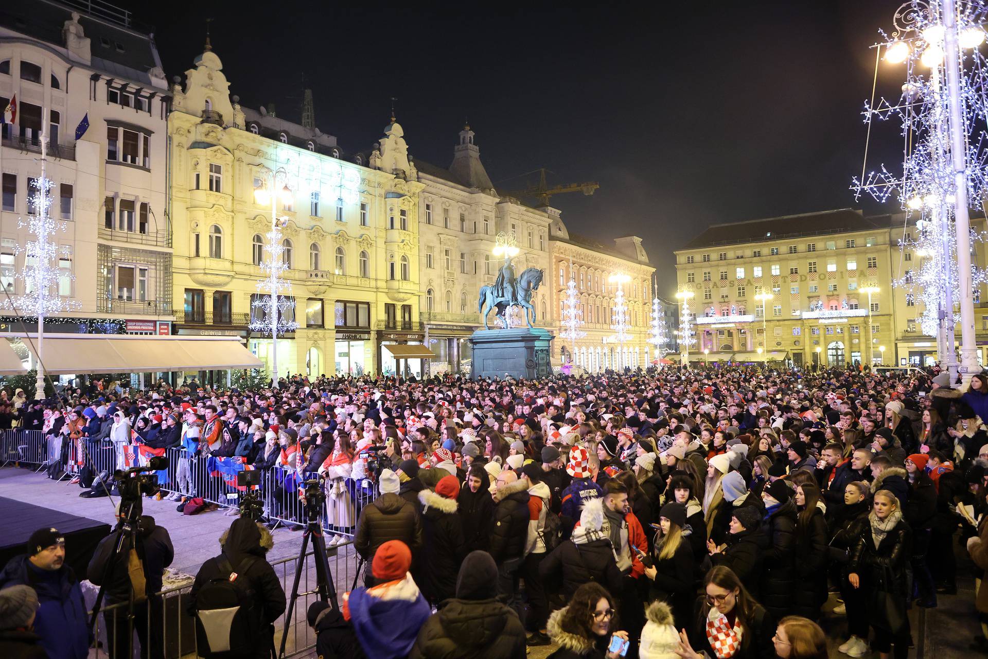 Zagreb: Navijači gledaju utakmicu između Hrvatske i Argentine na Trgu bana Josipa Jelačića