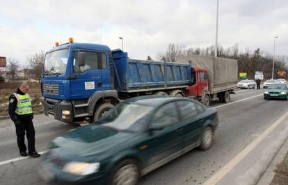 Sudarila se dva kamiona, vozač je ostao prikliješten