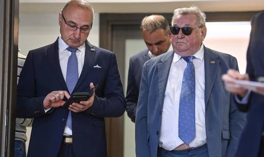 Opušteni Šeks i napeti šef: S predsjedništva HDZ-ovci jure na Hermanov skup u  'tabor' SDP-a