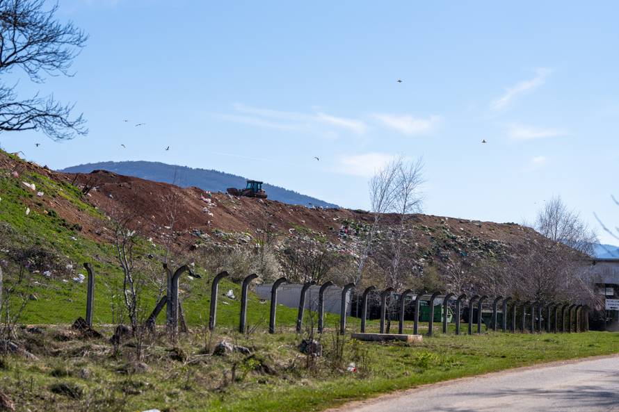Podum: Odlagalište otpada nedaleko Otočca