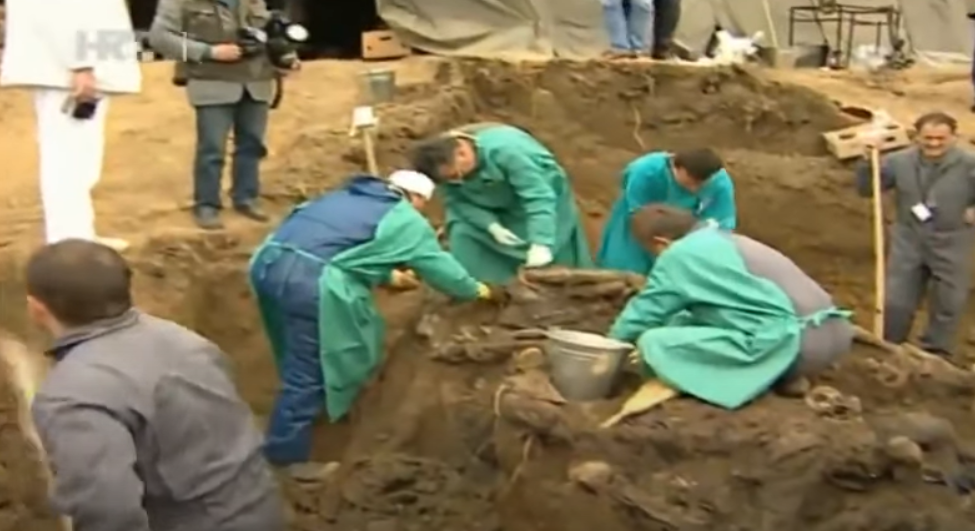 Mučki su ih poubijali, a kad se dolinom Une počeo širiti smrad, bagerom su ih zgurali u jame