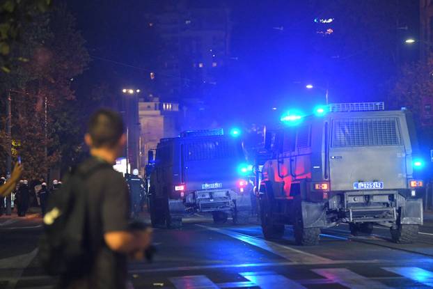 Beograd: Na Slaviji policija protiv prosvjednika upotrijebila suzavac
