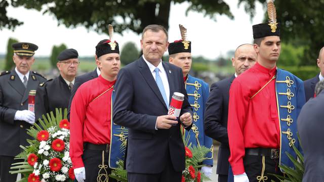 Osijek: Polaganje vijenaca povodom obilježavanja Dana državnosti Republike