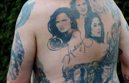 Muškarac tetovirao tijelo likovima omiljenih pjevača 