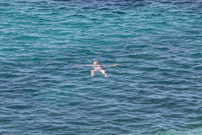 Ma kakva jesen?! Drugi je dan listopada, a plaže u Dubrovniku i Splitu nakrcane su kupačima