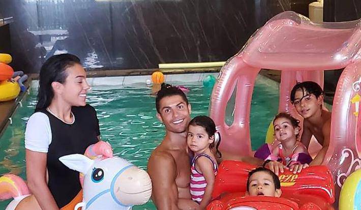 Ronaldo je Georginu upoznao u dućanu i zaljubio se. Trebali su dobiti blizance. Sin nije preživio