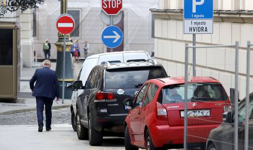 Dok ostali zastupnici plaćaju parking, Đakić parkira 'mukte'