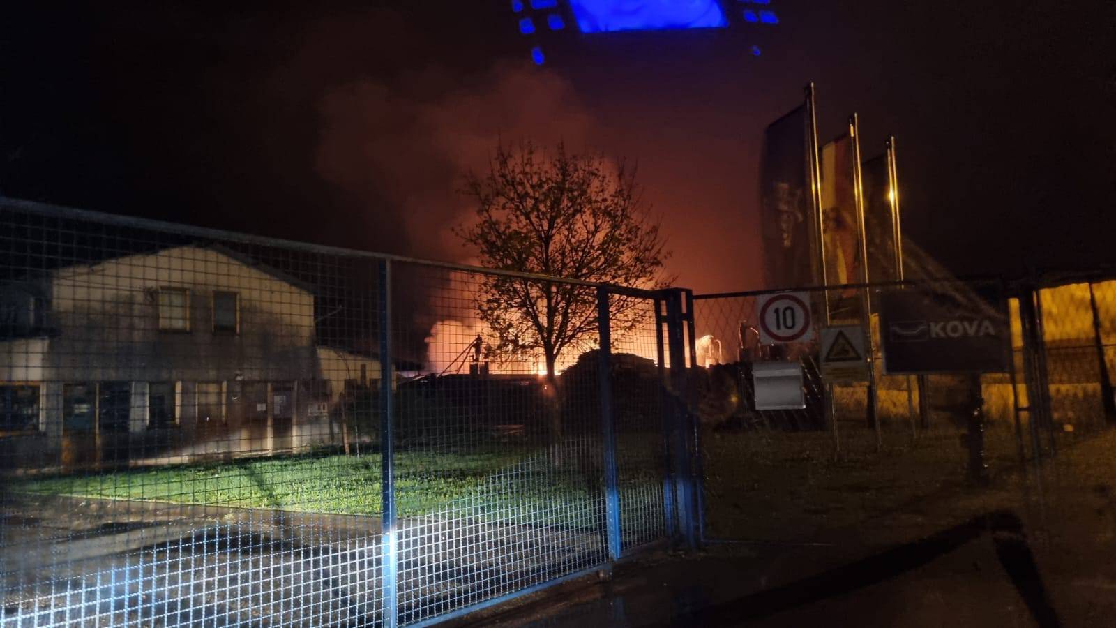 VIDEO Borba s buktinjom kod Velike Gorice. Požar usred noći gutao tvornicu parketa i pilanu