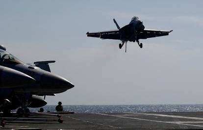 U pola sata kod američkog nosača aviona u Južnokineskom moru pali avion i helikopter