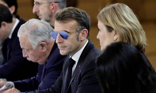 FOTO Macron kao u Top Gunu: Sun&ccaron;ane nao&ccaron;ale nije skidao ni dok je potpisivao sporazum