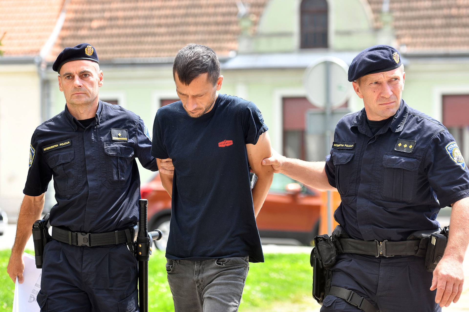 Varaždin: Muškarac osumnjičen za ubojstvo susjeda izveden pred suca