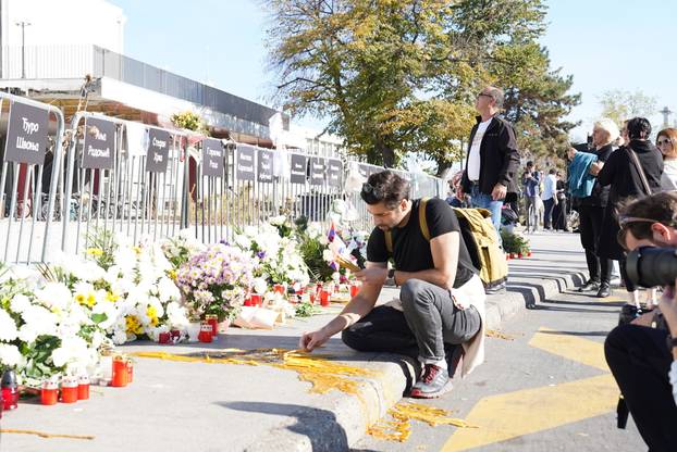 Novi Sad: Veliki broj građana od jutra dolazi odati počast poginulima u padu nadstrešnice