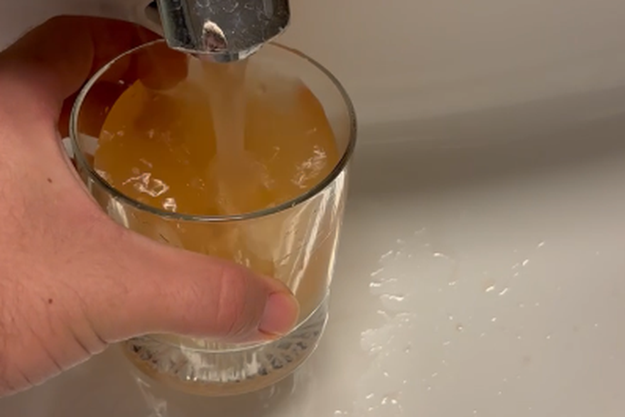 Ovakvu vodu pacijenti piju na KBC-u Rebro! Bolnica: 'To je samo talog, nije opasno'