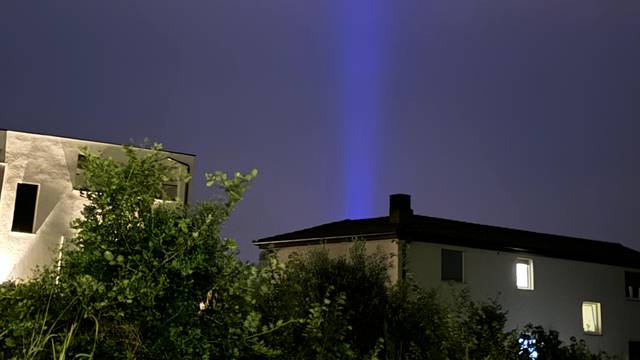 VIDEO Pojavilo se misteriozno svjetlo na nebu iznad Pule: 'Možda su to bili mali zeleni...'