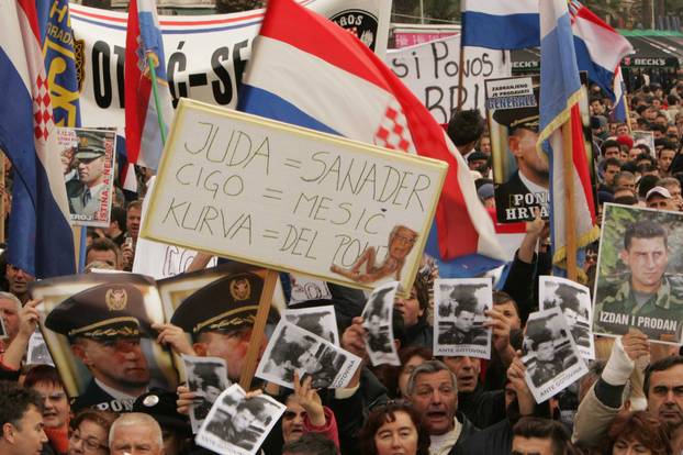 ARHIVA - Prepuna splitska riva tijekom skupa podrške uhićenom generalu  