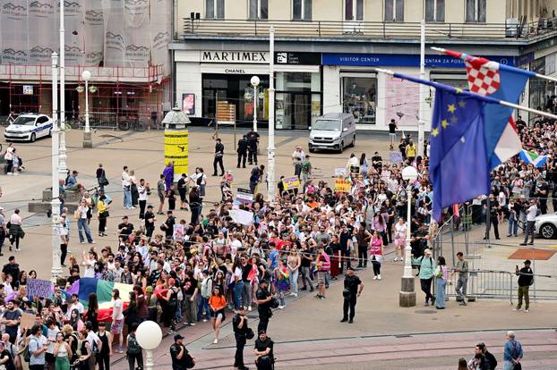 Zagreb: 25. Povorka ponosa LGBTIQ zajednice "Korak po korak, iskorak!"