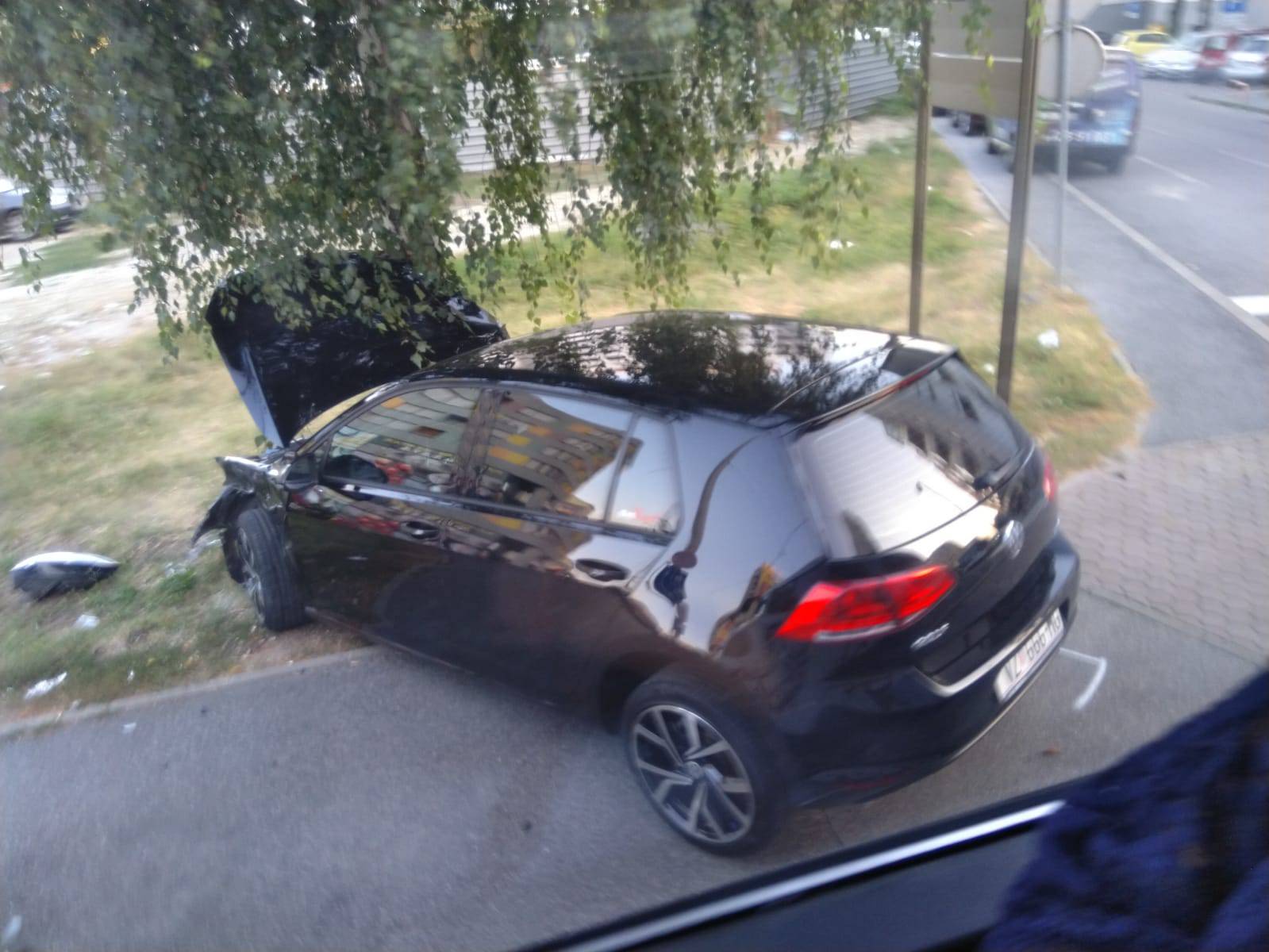 Sudarila se dva automobila u Zagrebu, taksi završio na boku