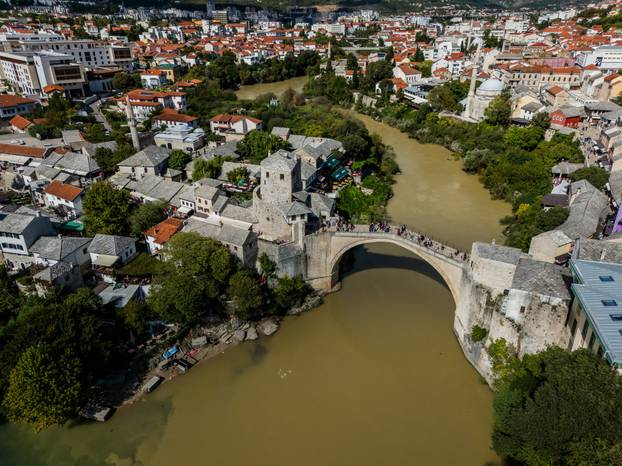 Neretva u Mostaru promijenila boju, više nije zelena nego smeđa i prljava