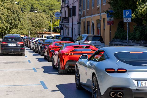Pula: Ferrari vozila ispred pulske Arene