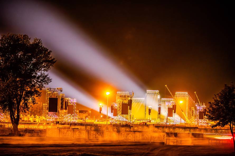 Zagreb: Spektakularna svjetlosna proba na Hipodromu uoči Thompsonovog koncerta