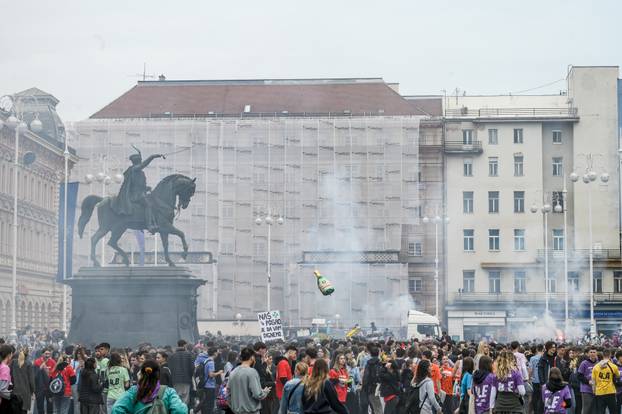 Zagreb: Maturanti se okupili na Trgu bana Jelačića i krenuli prema Bundeku