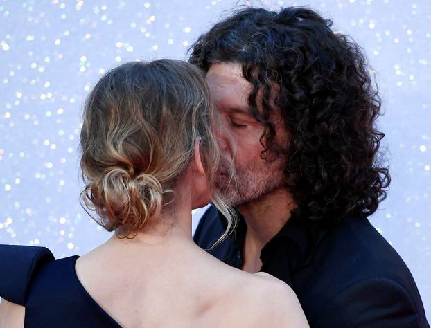 Renee Zellweger kisses an unknown man as she arrives for the world premiere of "Bridget Jones