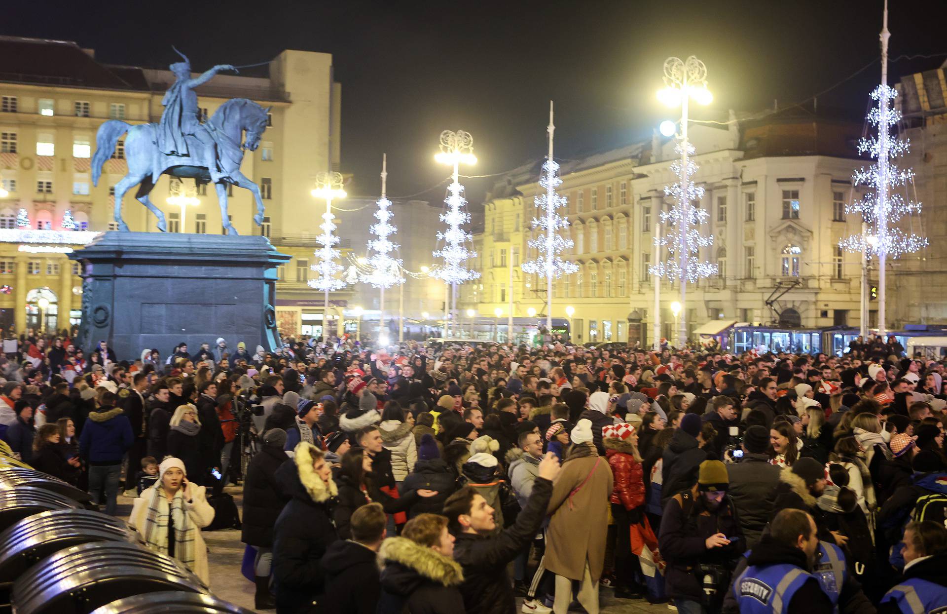 Zagreb: Navija?i gledaju utakmicu izme?u Hrvatske i Argentine na Trgu bana Josipa Jela?i?a