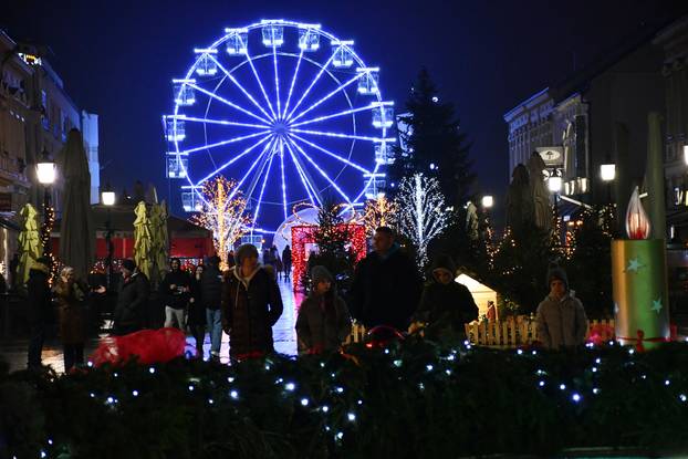 FOTO Advent u Slavonskom Brodu: Dvije lokacije, nove atrakcije i nezaboravni doživljaji