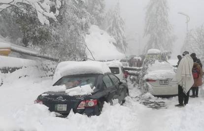 Obilni snježni nanosi zarobili su tisuće turista na cestama u Pakistanu, preko 20 mrtvih