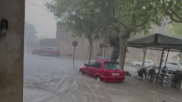 Jaka kiša izazvala je poplave u Španjolskoj: Ljudi su vadili vodu iz poplavljenih dućana