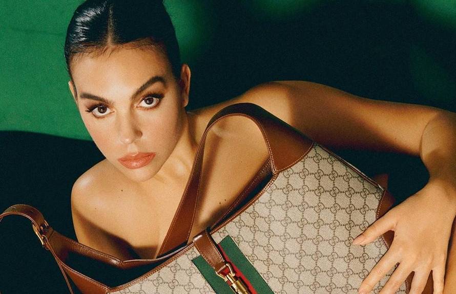 Georgina se pohvalila torbicom, privatnim letom i naslovnicama