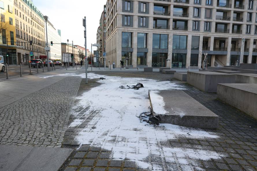 Berlin: Automobil se zabio u spomenik Holokaustu i oštetio ga