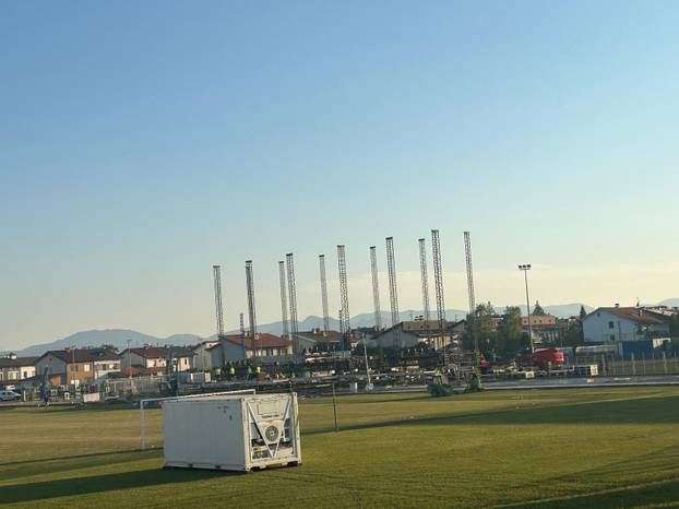 FOTO Evo kako teku pripreme za koncert Thompsona u Zaprešiću: Stigla oprema, slažu pozornicu