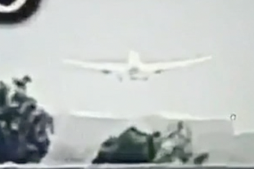 CCTV snimka prikazuje trenutak pada zrakoplova Air India u Ahmedabadu