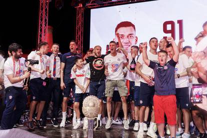 Tisuće navijača na rivi dočekalo igrače Hajduka s trofejem Kupa 