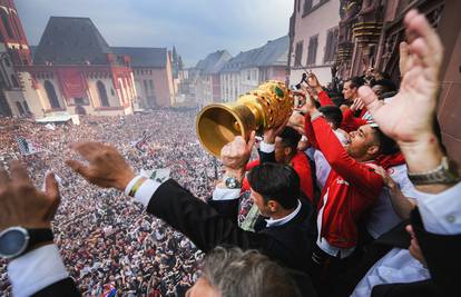 Frankfurt je gorio! 60.000 ljudi slavilo kup, Kovač se oprostio...